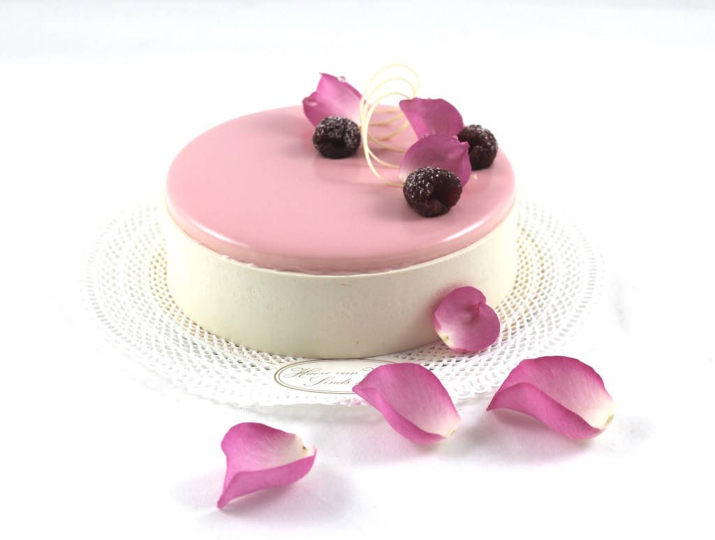 bruidstaart met rozenblaadjes