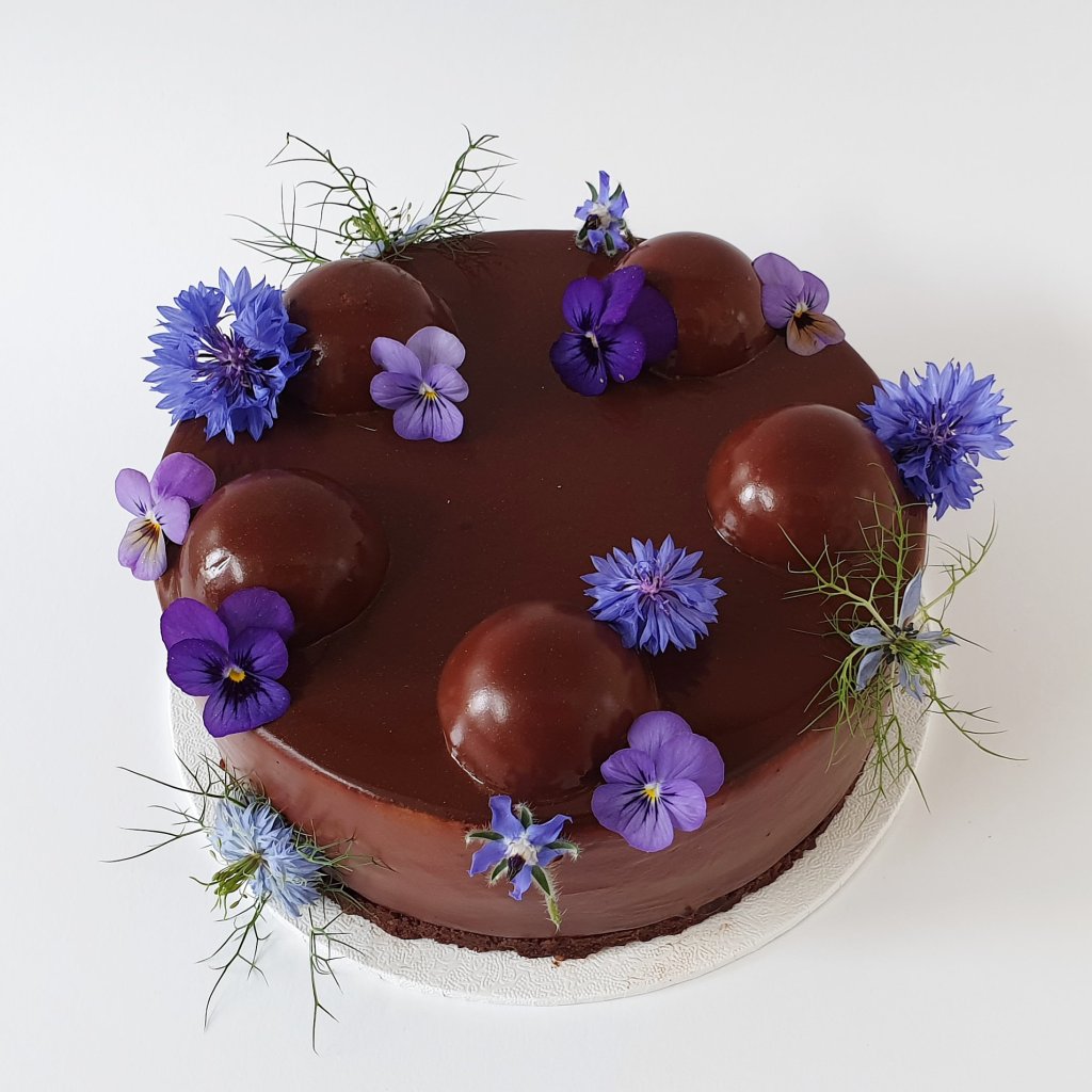 chocolade taart met eetbare bloemen