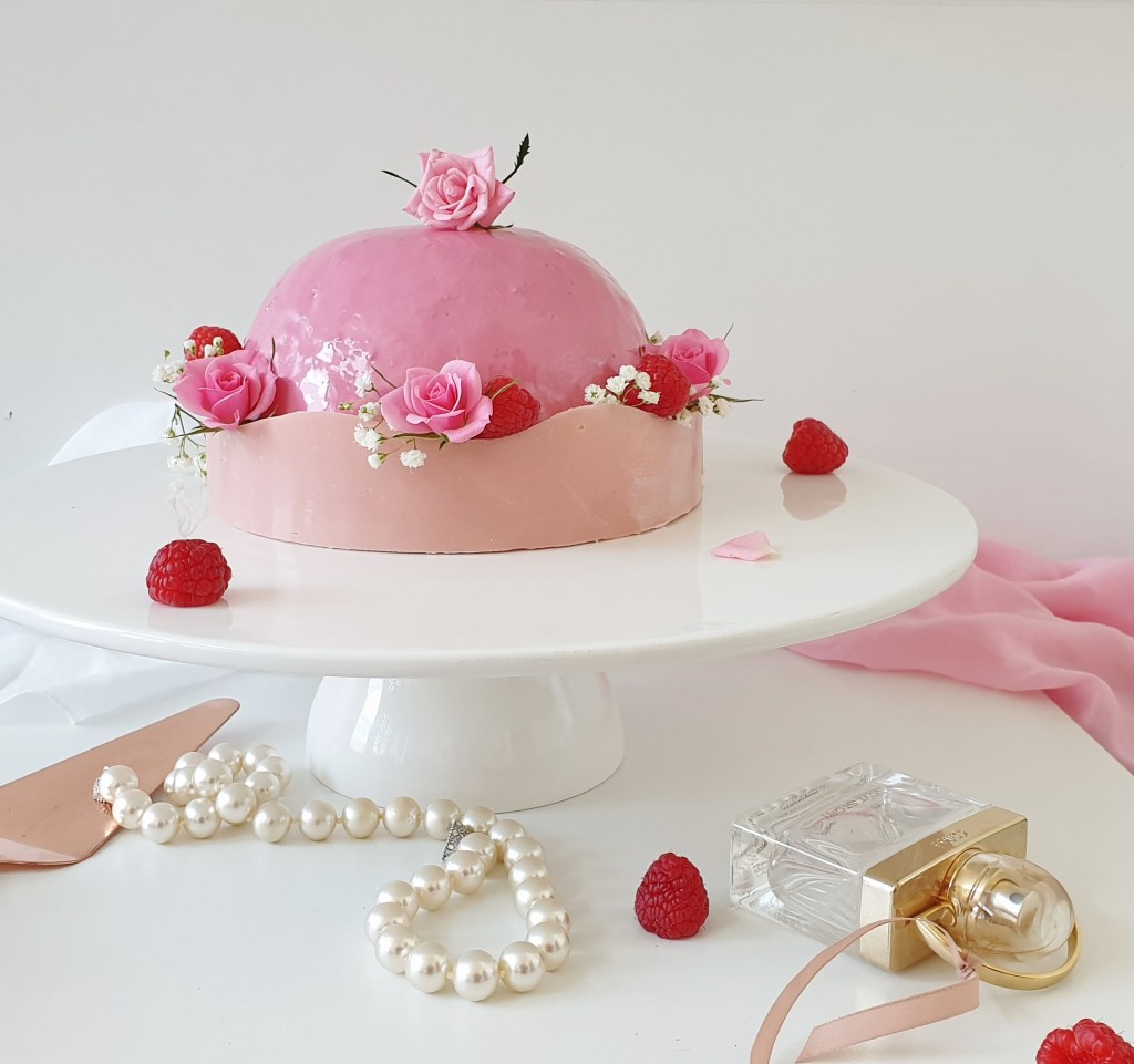 verjaardagstaart met rozen en frambozen